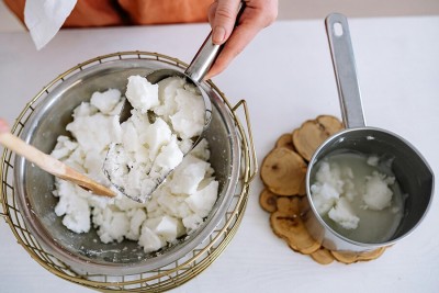 Wosk naturalny do świec – jaki wybrać i dlaczego warto?