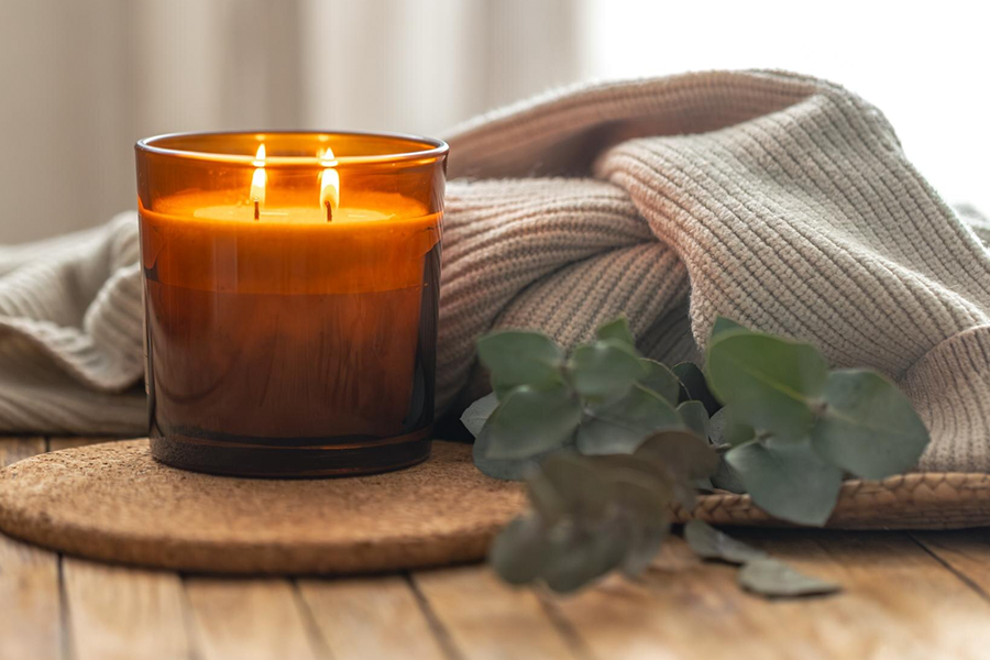 świeczka w szklanym pojemniku